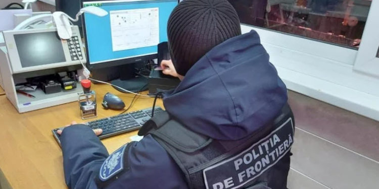 Un șofer de microbuz, cercetat pentru „curierat” de acte falsificate