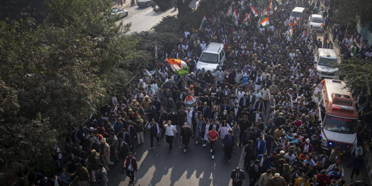 В Нью-Дели тысячи людей участвуют в организованном оппозицией марше «Объединим Индию»