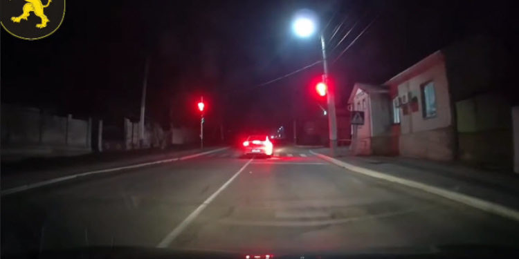 Cu viteză a trecut la roșu: Imaginile cu șoferul au ajuns pe masa poliției | VIDEO