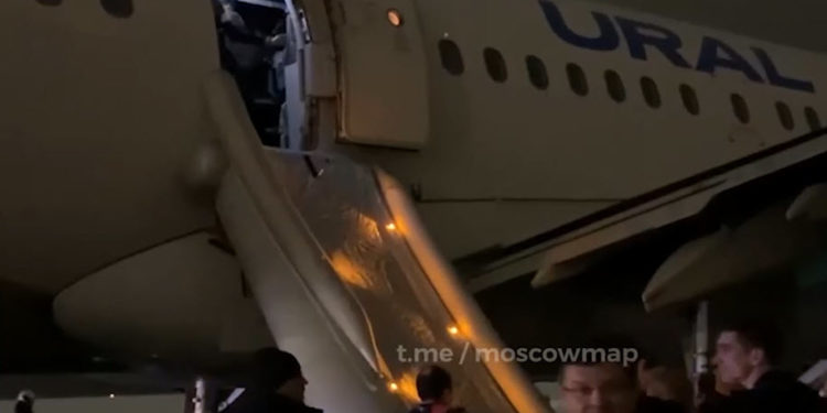 В Домодедово эвакуировали самолет из-за загоревшегося пауэрбанка | VIDEO