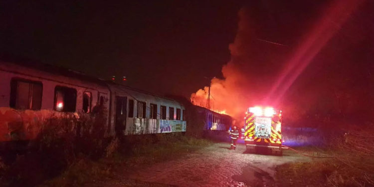 Incendiul masiv din zona Calea Giulești, care a cuprins mai multe vagoane de tren dezafectate, a fost localizat