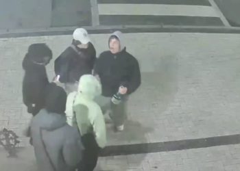 Act de vandalism surprins de camere pe aleea Aleea Grigore Vieru din Chișinău. Cinci tineri sunt căutați de poliție | VIDEO