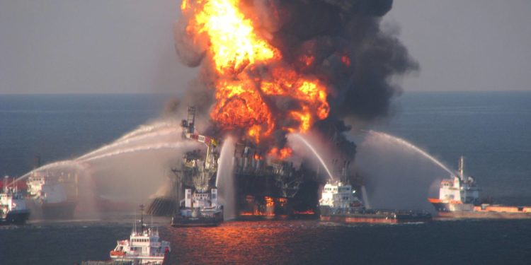 На сухогрузном судне у берегов Турции произошел взрыв