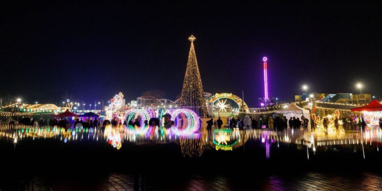 Explozii de lumini multicolore, feerie de basm, muzică, voie bună și multă veselie. Cel mai frumos Târg de Crăciun din țară, inaugurat cu mare fast la OrheiLand | VIDEO