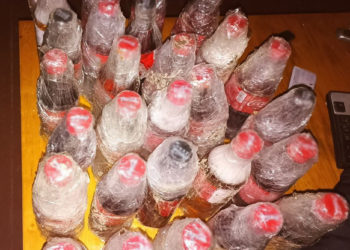 Deținuții penitenciarului Lipcani au rămas fără „cadourile” de sărbători. Un bărbat, prins când arunca butelii cu alcool peste gardul pușcăriei | VIDEO