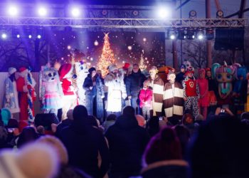 Atmosferă de poveste, în orașul Taraclia. Locuitorii, alături de Moș Crăciun, Alba ca Zăpada și interpreți surpriză au inaugurat Pomul de Crăciun | VIDEO