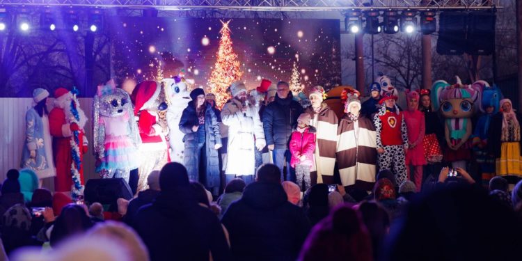 Atmosferă de poveste, în orașul Taraclia. Locuitorii, alături de Moș Crăciun, Alba ca Zăpada și interpreți surpriză au inaugurat Pomul de Crăciun | VIDEO