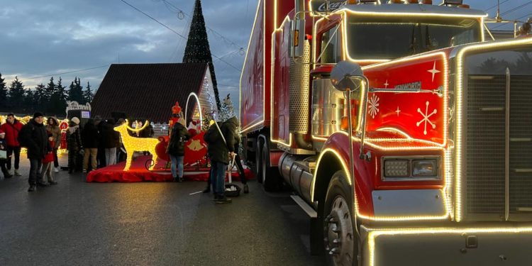 Renumitul camion Coca-Cola al lui Moș Crăciun a ajuns la Chișinău: Unde staționează