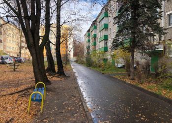 В подъезде жилого дома в Бельцах нашли брошенного младенца. Его мать оставила записку, что не может о нем заботиться