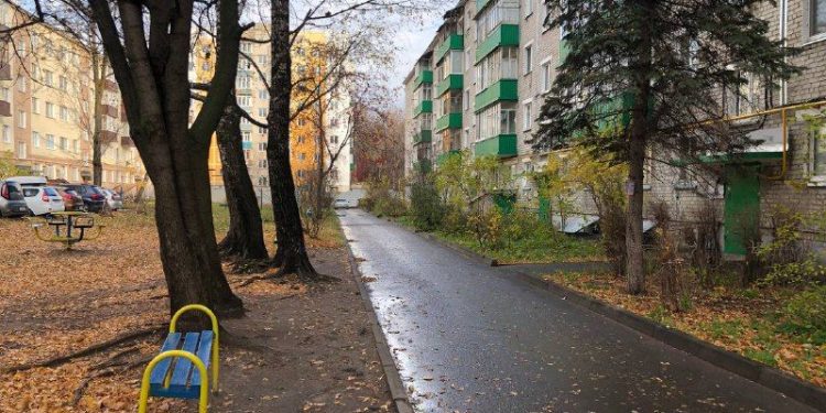 В подъезде жилого дома в Бельцах нашли брошенного младенца. Его мать оставила записку, что не может о нем заботиться