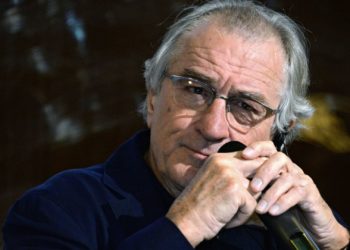 O femeie a spart apartamentul lui Robert De Niro şi i-a furat cadourile de sub brad. Actorul, care era acasă, a scăpat nevătămat