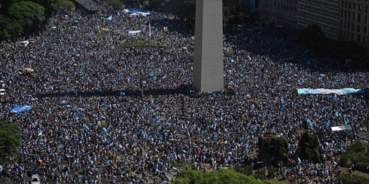 Fanii Argentinei, în delir pe străzile din Buenos Aires. Sute de mii de oameni sărbătoresc cucerirea Cupei Mondiale