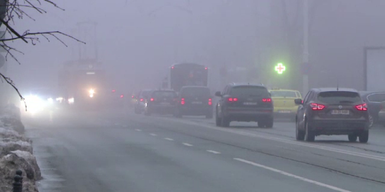 „Pe trasee este extrem de dificil, nu se vede mai nimic”. Declarațiile șoferilor nevoiți să iasă la drum pe timp de ceață densă care a cuprins întreaga țară | VIDEO