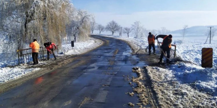 Drumurile din nordul țării, tratate împotriva poleiului