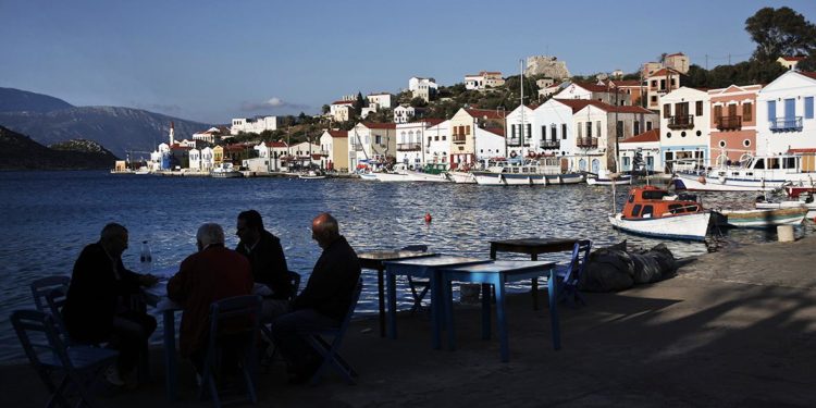 Греция даст гражданам деньги на еду