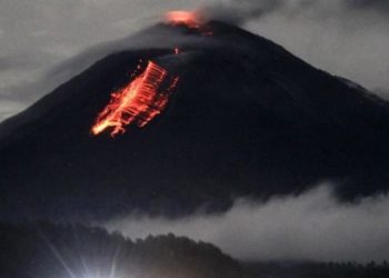 Vulcanul Semeru a început să erupă. Indonezia a ridicat la maxim nivelul de alertă. Coloana de cenușă a ajuns la 15 km înălțime