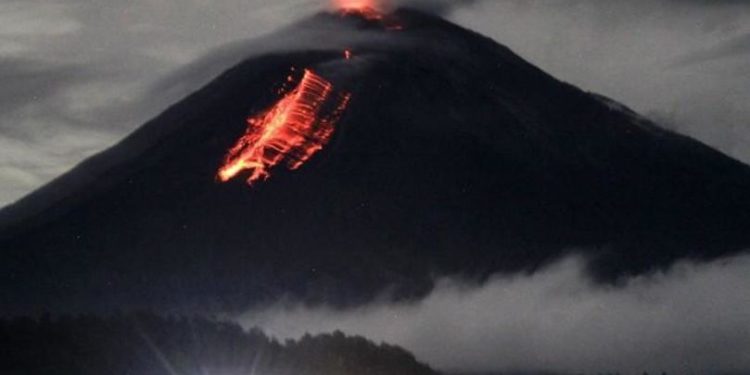 Vulcanul Semeru a început să erupă. Indonezia a ridicat la maxim nivelul de alertă. Coloana de cenușă a ajuns la 15 km înălțime
