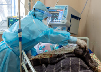 Заболеваемость и смертность от COVID-19 в мире выросли за неделю