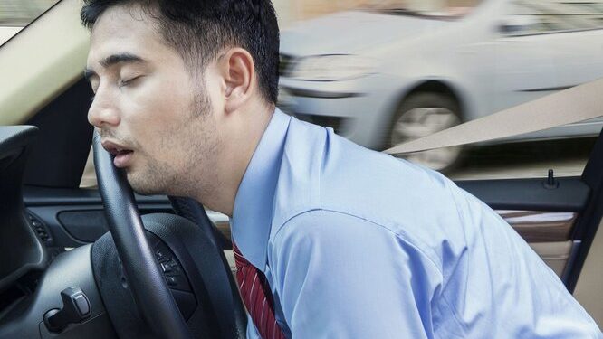 Poliția germană s-a chinuit 15 minute să-l trezească pe un șofer care a adormit la volanul mașinii sale Tesla pe autostradă