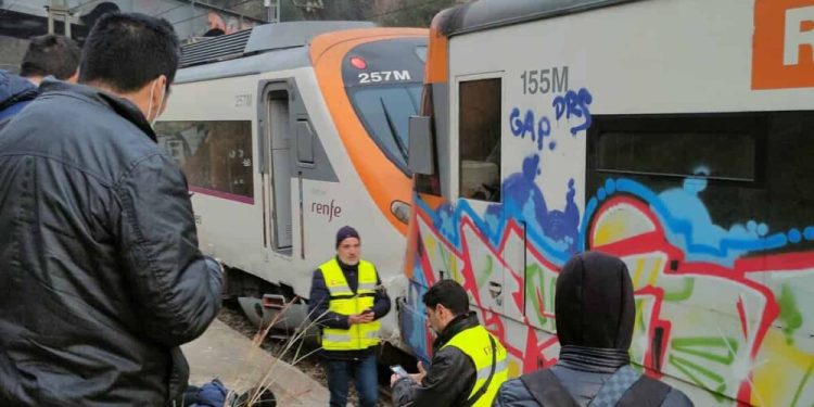 Două trenuri s-au ciocnit într-o gară de la periferia Barcelonei. Cel puțin 155 de persoane au fost rănite | VIDEO