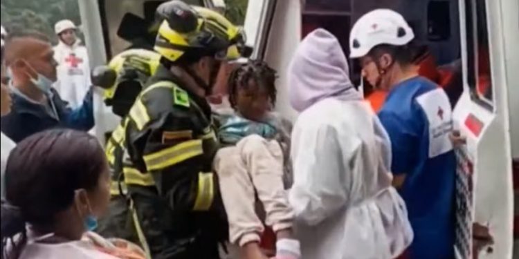 Zeci de morți în Columbia după ce un autobuz și mai multe mașini au fost surprinse de o alunecare masivă de teren