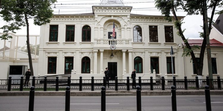 O pungă suspectă a fost depistată la sediul Ambasadei SUA din Moldova. A fost găsită în timpul verificării corespondenței | VIDEO