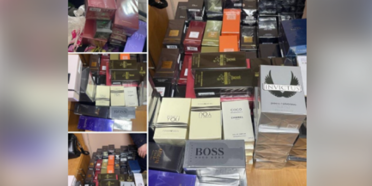 A rămas fără parfumuri, la vamă: O tânără de 21 de ani, prinsă cu marfă nedeclarată
