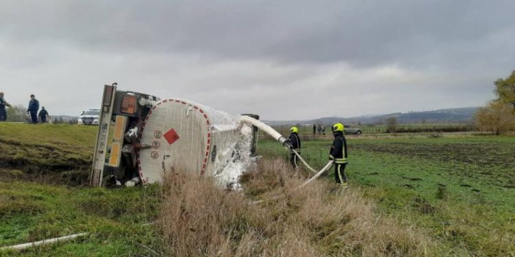 Un BMW s-a tamponat cu două autocisterne, la Hîncești: O camionetă, plină cu benzină s-a răsturnat