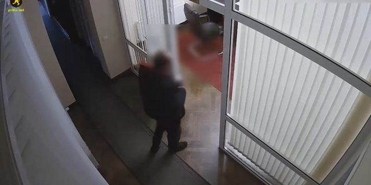 S-a pornit la avocat, dar a ajuns la inspectorat: Un bărbat, reținut, după ce a furat un portmoneu dintr-un birou de apărători