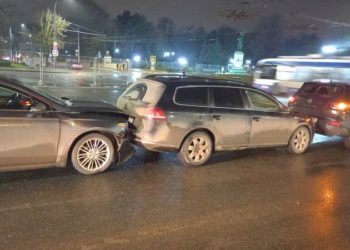 Carambol pe bulevardul Ștefan cel Mare: Trei șoferi s-au ales cu mașinile avariate | VIDEO, FOTO