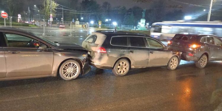 Carambol pe bulevardul Ștefan cel Mare: Trei șoferi s-au ales cu mașinile avariate | VIDEO, FOTO