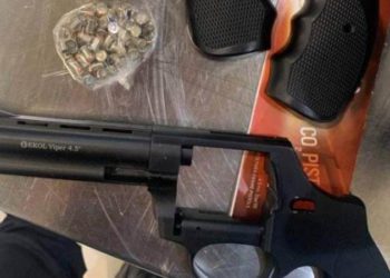 Un revolver, cartușe și vize falsificate, depistate la Aeroport: Cinci ruși și un cetățean al Israelului, opriți de vameși