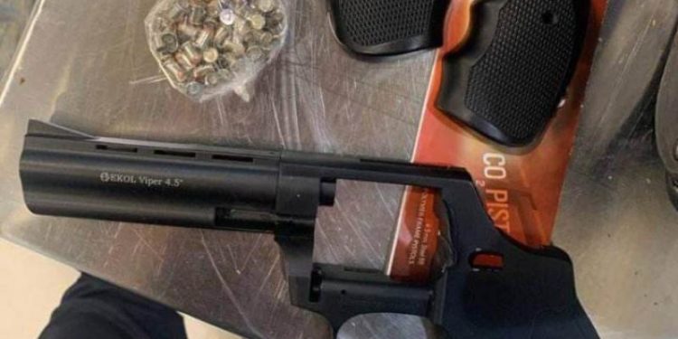 Un revolver, cartușe și vize falsificate, depistate la Aeroport: Cinci ruși și un cetățean al Israelului, opriți de vameși