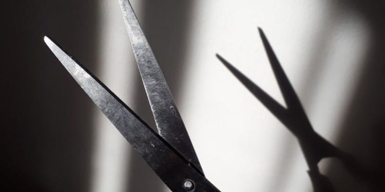 L-a înjunghiat de 154 de ori. Tânărul din Călărași care și-a ucis fostul pofesor, trimis în judecată