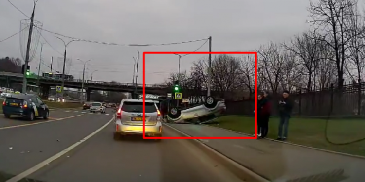 A vrut să iasă la depășire, dar – „surpriză” la colț: O Kia s-a răsturnat, după ce a fost acroșată de o Dacia