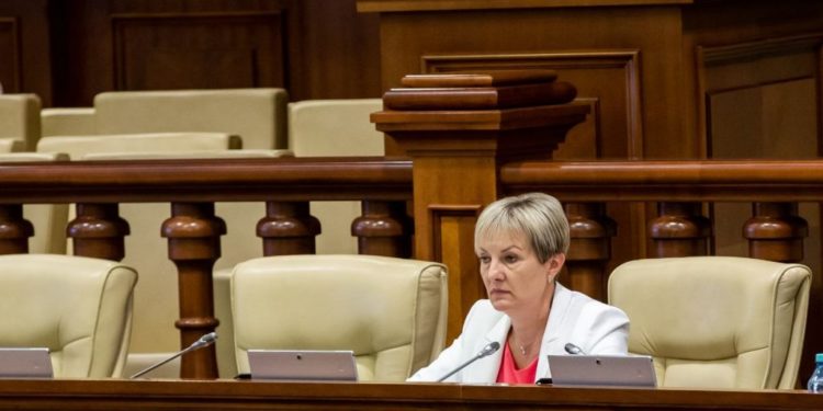 „E incredibil cu câtă sălbăticie se anihilează ultimele zvâcniri ale democrației”.  Deputata Adela Răileanu condamnă suspendarea celor 6 posturi TV