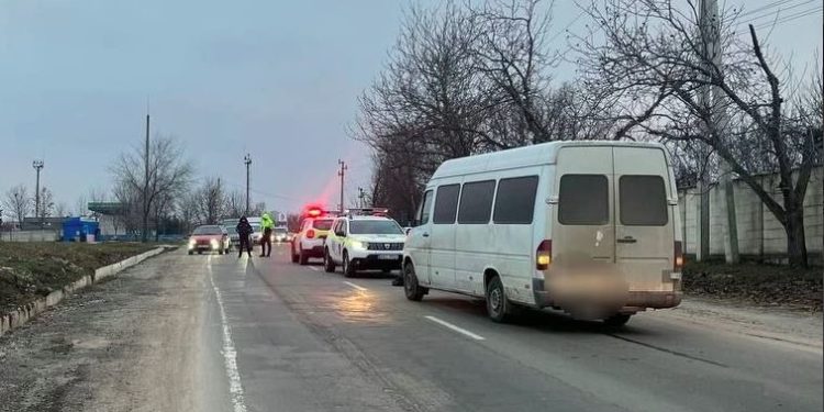 Un bărbat, dispărut de la domiciliu de câteva zile, lovit de un microbuz pe o stradă din Chișinău