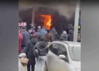 „Trei echipe de pompieri au intervenit la fața locului”. Detalii oferite de pompieri privind incendiul de la Piața Centrală | VIDEO