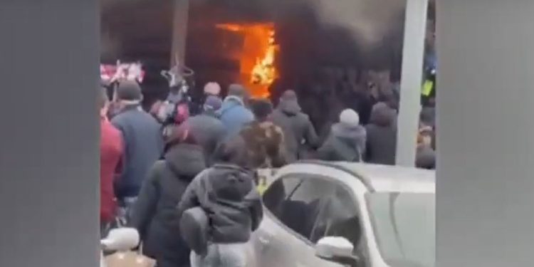 „Trei echipe de pompieri au intervenit la fața locului”. Detalii oferite de pompieri privind incendiul de la Piața Centrală | VIDEO