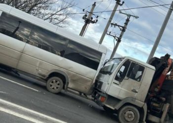 ДТП в пригороде Кишинева: столкнулись микроавтобус с грузовиком