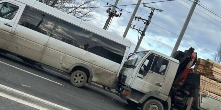 ДТП в пригороде Кишинева: столкнулись микроавтобус с грузовиком