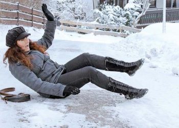 „Era ghețuș, am alunecat și mi-am rupt mâna”. Relatările chișinăuienilor și care au ajuns internați în spitale după ce au alunecat pe ghețușul format pe străzi | VIDEO