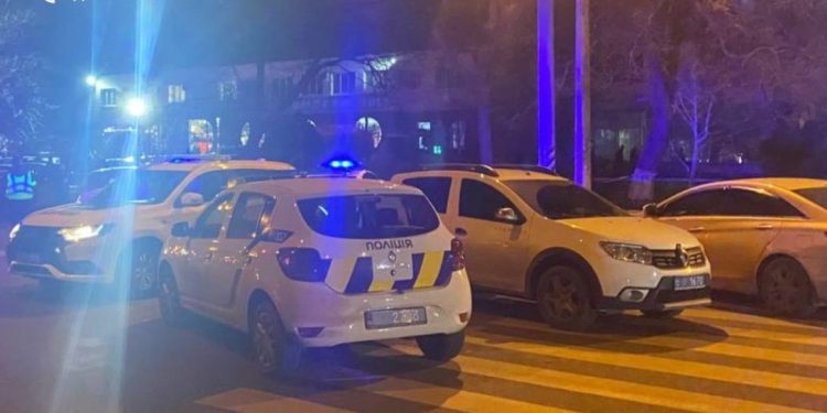 «Людей была куча»: в Одессе неизвестный взорвал гранату у здания ГСЧС