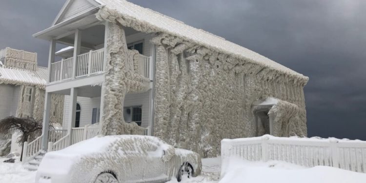 В Канаде поселок полностью кристаллизовался во льду от домов до машин после сильного зимнего шторма | FOTO, VIDEO