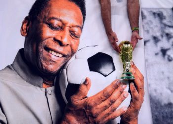 Întreaga lume, în doliu după moartea legendarului fotbalist Pele. În Brazilia au fost declarate 7 zile de doliu, iar sicriul va fi depus timp de 24 de ore pe stadionul din Santos | VIDEO