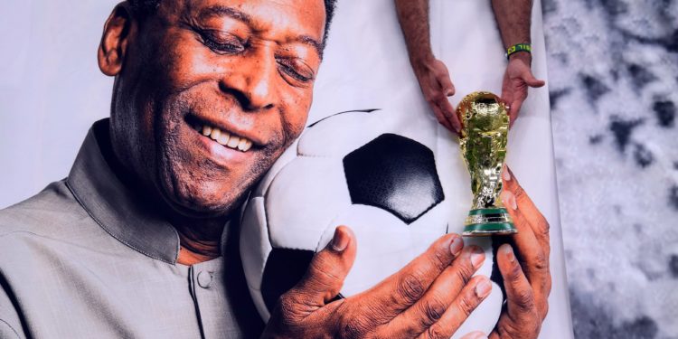Întreaga lume, în doliu după moartea legendarului fotbalist Pele. În Brazilia au fost declarate 7 zile de doliu, iar sicriul va fi depus timp de 24 de ore pe stadionul din Santos | VIDEO