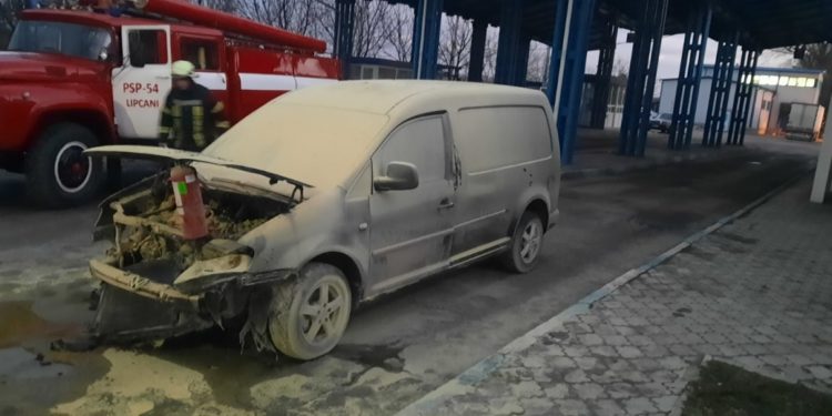 A vrut să iasă din țară, dar mașina i-a luat foc. Noi detalii de la incendiu din punctul de trecere a frontierei Criva | VIDEO