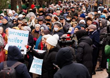 „Vrem ca Maia Sandu împreună cu PAS să-și dea demisia”. Indignați de crize și scumpiri în lanț, susținători și membri ai Partidului «ŞOR» au organizat un nou Flasmob în fața Parlamentului | VIDEO