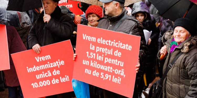 „Suntem disperați, nu avem cu ce ne plăti facturile”. În timpul ședinței plenare, membrii și simpatizanții Partidului „ȘOR” au organizat un protest în fața Parlamentului | VIDEO