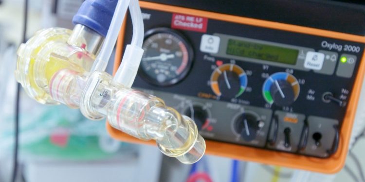 O pacientă a oprit de două ori ventilatorul care ţinea în viaţă o colegă de salon pentru că o enerva zgomotul